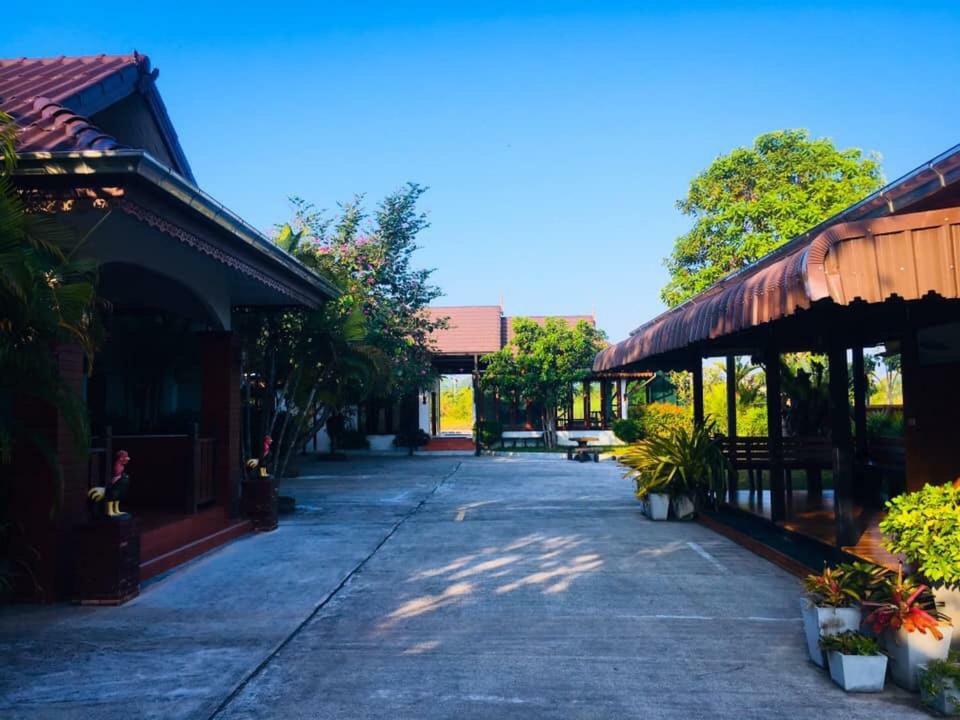 坤那宏酒店 洛坤府 外观 照片
